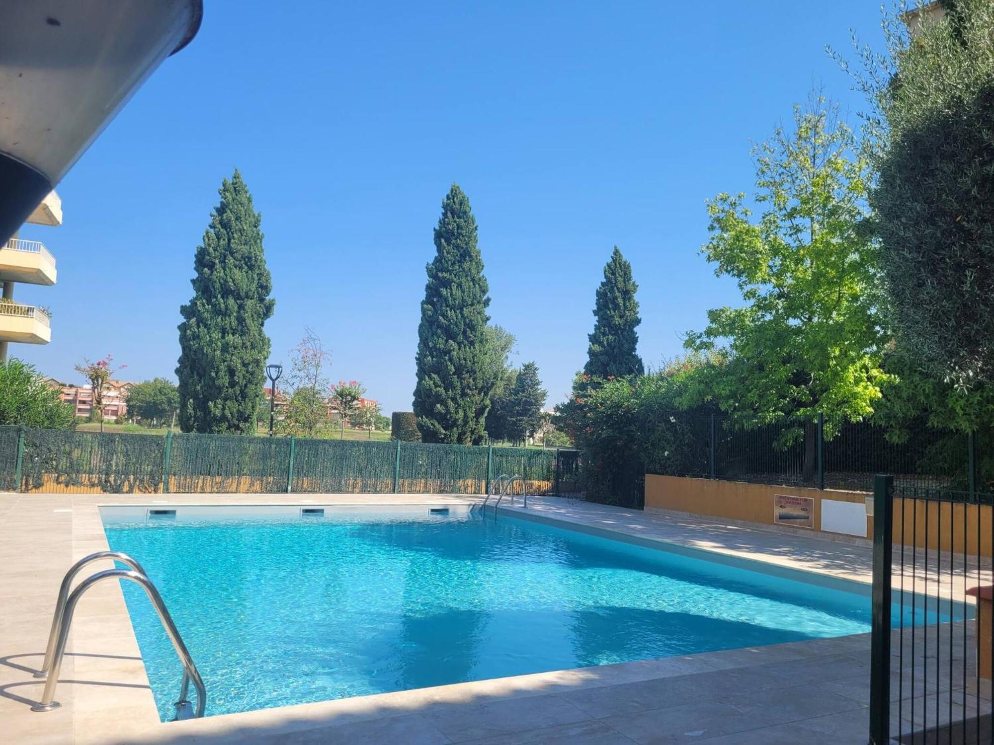 Le Jardin D'Hugo Apartment Лат Екстериор снимка